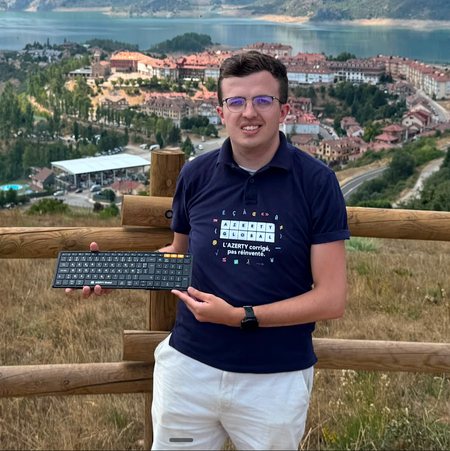 Antoine Olivier tenant un clavier portant le logo AZERTY Global